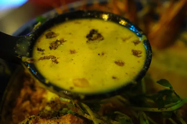 外觀帶奶黃色，面層辣油唔多