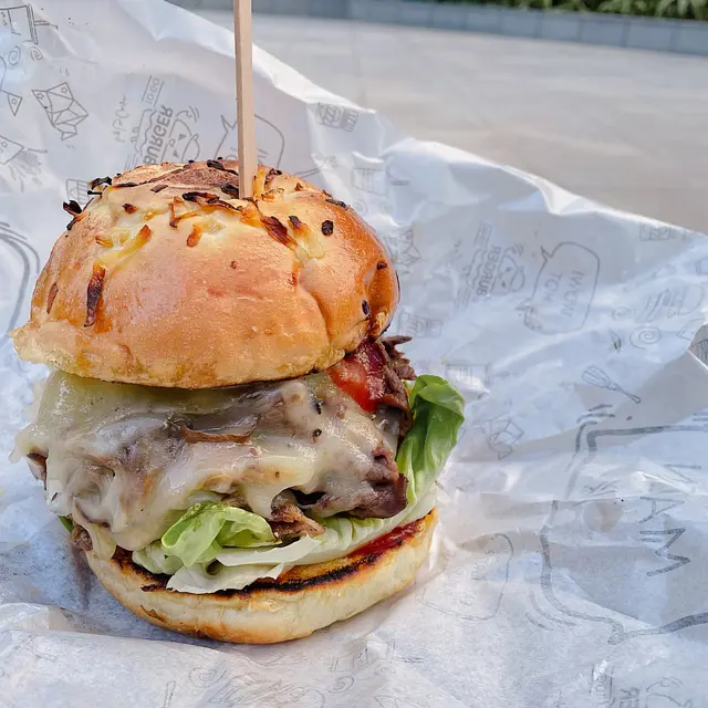 200g薄切西冷漢堡/沙律配砵酒洋蔥(橡木煙燻芝士)