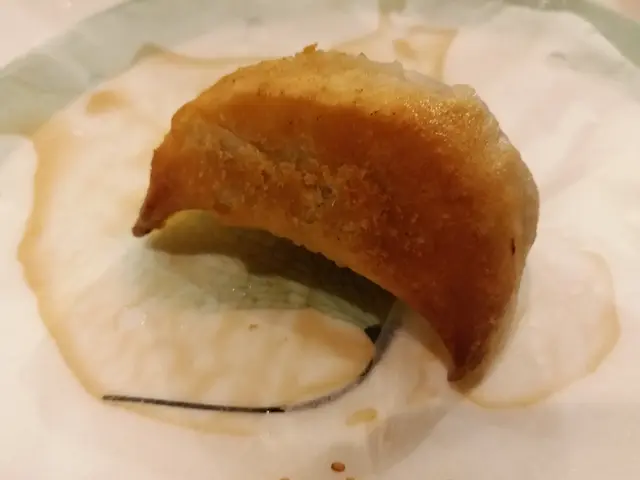 鍋貼外皮金黃香脆,鍋貼皮是北方厚厚風味的那種,而鍋貼內仍有很多肉汁在裡面游來游去,亦去到應有的水準。但同樣的質素及份量,此店$85,而元朗店則$60,相信那差客應落在租金、裝修、地點及人工上吧!