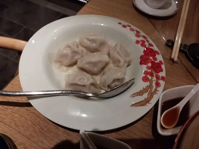 這水餃是沒有附湯的,但有醋以供沾點享用。器具亦很精緻,賣相吸引。但水餃質素只有一般以上的水平,沒有什麼特別驚喜,但亦不是差。