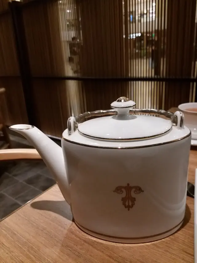 至於這裡的茶水,要$25/位呢!除了茶具較精美之外,可選擇的茶款均是普通酒樓可點選的款式,沒有什麼驚喜,不像元朗店的茶款,有特別的茶款選擇,並只是$13/位呢!相信這是跟租金及薪金成本有關吧!