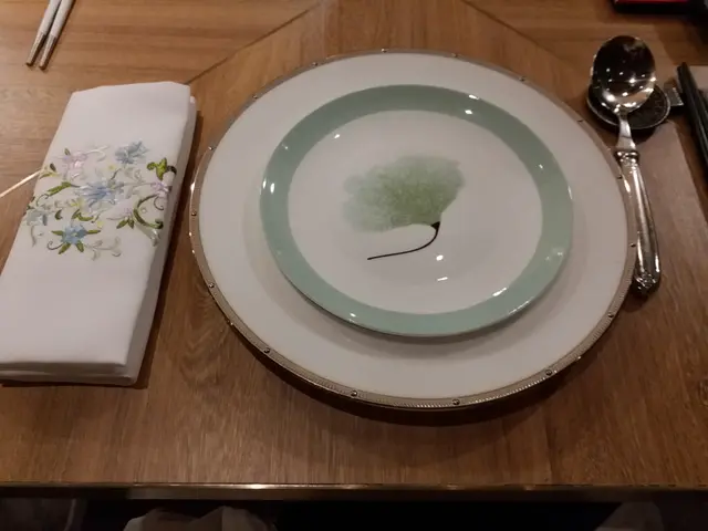 《其他資訊 - 餐具》這裡的餐具十分精美,很有氣派似的,特別是那條餐巾,有著清雅的刺繡圖案,真的很美,令人不敢把它用弄髒呢!但唯一有待改善的是這裡的筷子,由於頭尾兩端纖細,中間偏粗,全對快子均是圓身的設計,令人用起上來不太方便,如果精美及實用選擇,我寧願選實用了!因在這裡那麼高雅的氣氛下,萬一使用筷子的技術不好,出什麼意外,真的令人很尷尬呢!