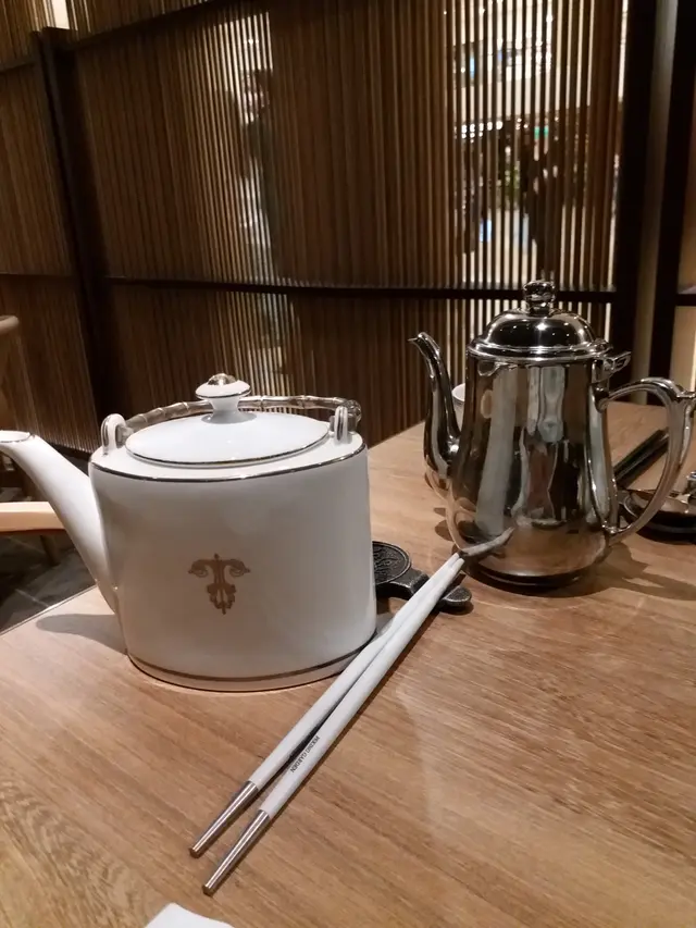 《其他資訊 - 餐具》這裡的餐具十分精美,很有氣派似的,特別是那條餐巾,有著清雅的刺繡圖案,真的很美,令人不敢把它用弄髒呢!但唯一有待改善的是這裡的筷子,由於頭尾兩端纖細,中間偏粗,全對快子均是圓身的設計,令人用起上來不太方便,如果精美及實用選擇,我寧願選實用了!因在這裡那麼高雅的氣氛下,萬一使用筷子的技術不好,出什麼意外,真的令人很尷尬呢!