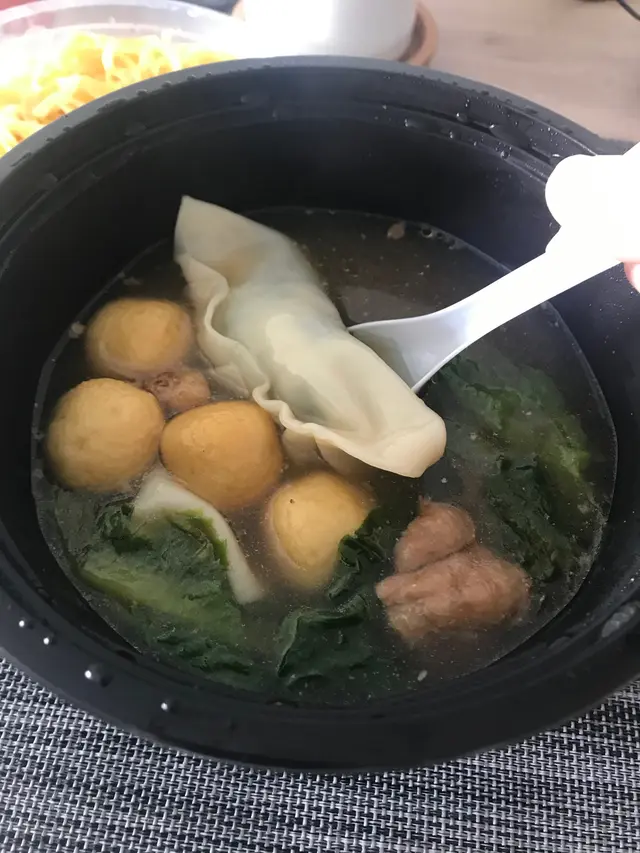 浸在湯汁中的配料