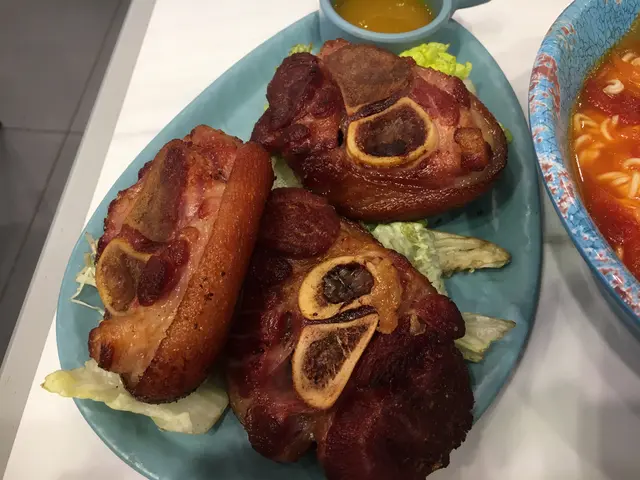 脆皮豬手配蕃茄濃湯公仔麵i