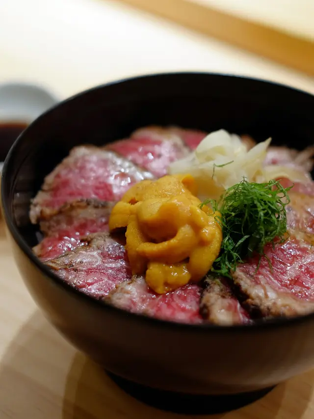 呢個絕對係回頭之選！成碗丼飯鋪滿大大塊嘅和王，再以北海道馬糞海膽畫龍點睛，賣相已俾足分數和王係用上大有來頭嘅日本九州極上A5熊本和王，牛種必需飼養28個月以上，油花要達至6以上先可以稱之為和王！淨係睇樣已見牛肉油花分佈細膩均勻，肉質粉嫩，略經炙燒的和牛入口油潤豐腴，充滿濃濃嘅油脂香氣配上北海道馬糞海膽的鮮甜，一啖肉一啖海膽加一啖飯，完全食到停唔到口而且份量不少，可以話係超值兼驚喜之作😍