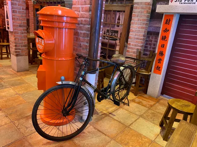 古式的郵筒、單車、木櫈