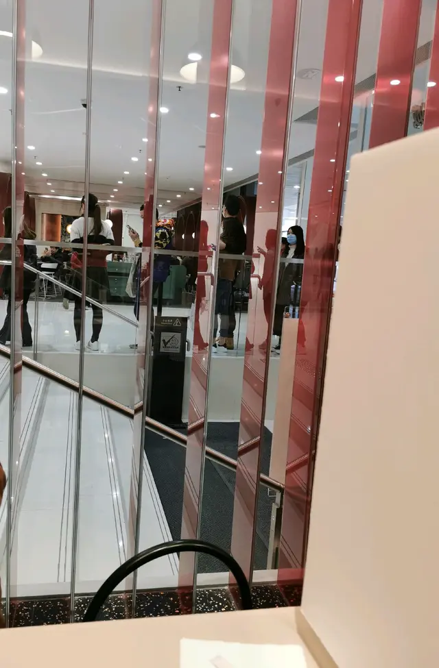 等候者要在兩邊餐廳中間位置排隊