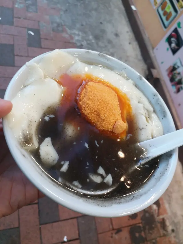 盛至滿滿的！這芝麻糊是靠漿粉煮至稠稠的狀態，芝麻及甜味不重，有點像即沖的芝麻糊般。之後，我加了黃糖、冰糖、薑汁及桂花冰糖試試不同口味，黃糖及冰糖都是正常水平，而薑汁則是淡淡的薑味，適合微薑的愛好者，而桂花冰糖，亦跟薑汁一樣，都是淡淡的桂花香，並不是重口味的那味道。最後，是主角 - 豆腐花，這裡的豆腐花很滑很輕身，豆味不太濃，所以，整碗豆腐花均是走清淡口味路線。