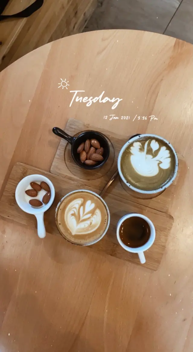 (上) Hojicha Latte; (下) Flat White