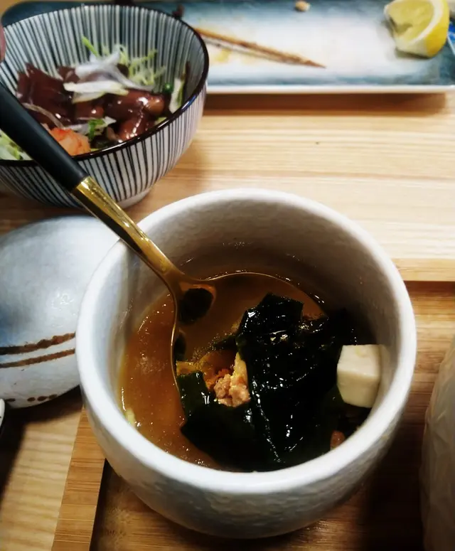 估唔到SET既麵豉湯可以咁好飲, 係略甜既, 但好多料, 基本海帶 ,豆腐之外仲有肉碎,蜆肉,超濃味, 意外地一個麵豉湯都可以咁有心!!