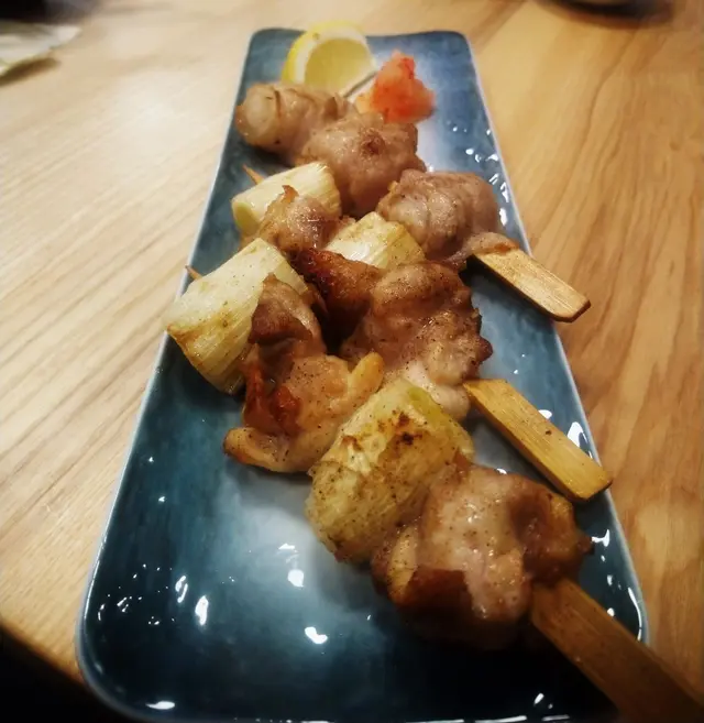 係日本食過荔枝豚肉, 雖然唔係咩特別食材但好小係香港食到, 豚肉包住大大粒荔枝, 燒完都咁JUICY, 正!! 京蔥錦爽雞肉串, 京蔥好熱但點解蔥都可以咁JUICY,好味~
