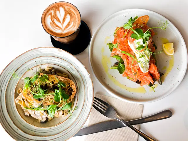 手打意粉配黑松露忌廉醬，威士忌木桶煙燻鮭魚忌廉芝士酸種麵包