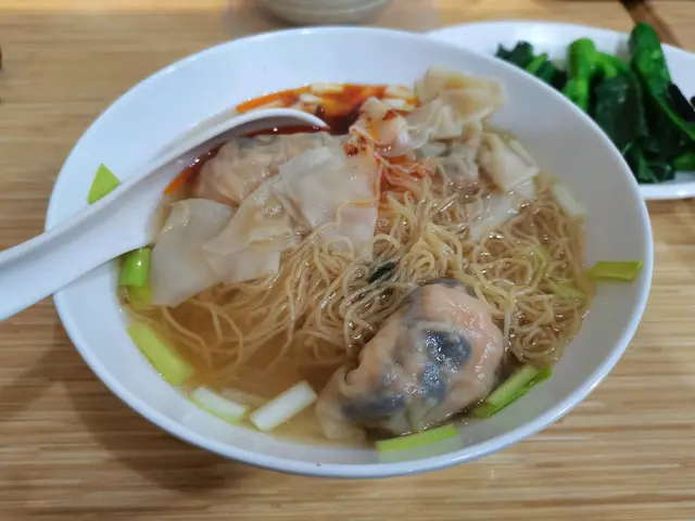 招牌水餃麵配辣椒油