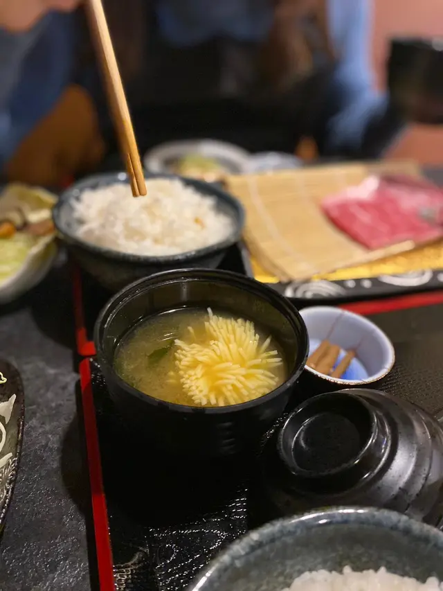 呢個要讚, 麵豉湯裡面既系玉子豆腐,切得好靚