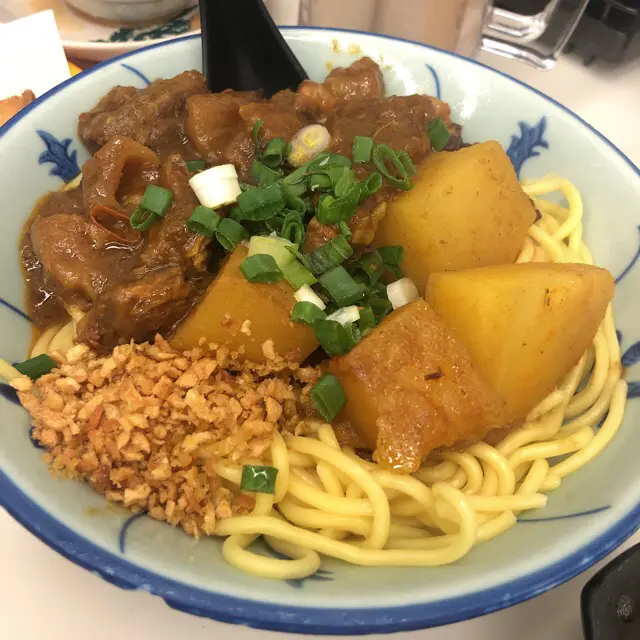 牛肉入味鬆化，唔係死煮到爛溶溶嘅。薯仔軟綿但又唔會溶。油麵啱啱好掛汁.....  必試！