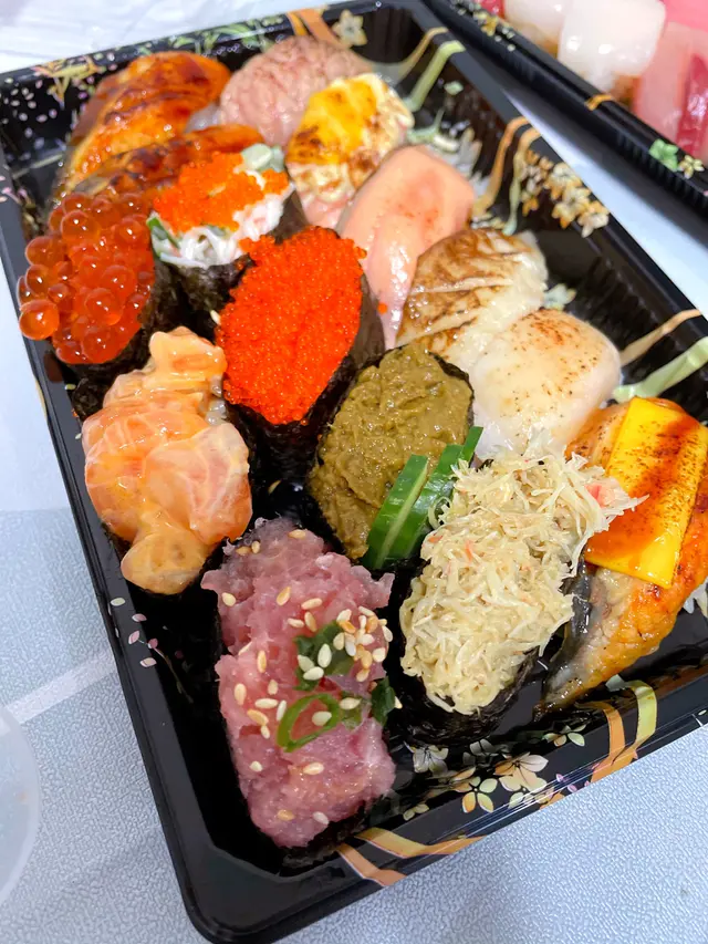 香蔥吞拿魚腩軍艦、辣味三文魚軍艦、三文魚籽軍艦、蟹肉蟹膏軍艦、火炙三文魚、火炙左口魚邊、火炙大拖羅