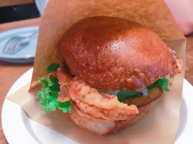 牛油果紫菜軟殼蟹包