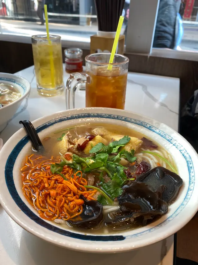 配菜、雞肉、蟲草都很足料