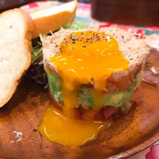 煙三文魚牛油果蟹子沙律