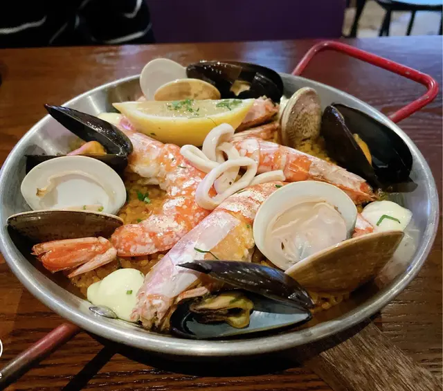 很足料！很抵食！有蝦、青口、蜆，飯唔會煮太冧，啲飯索曬海鮮既精華。