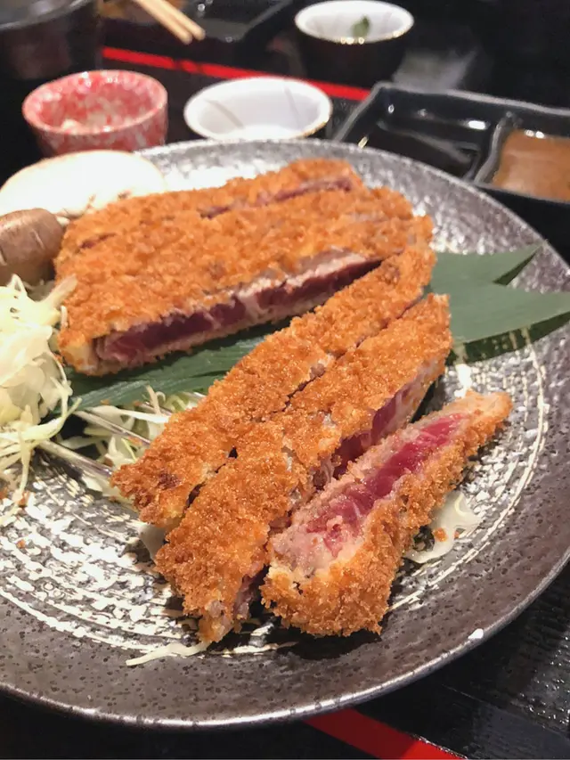 肉眼厚身紅潤 肉眼包裹住薄脆嘅吉列炸粉漿