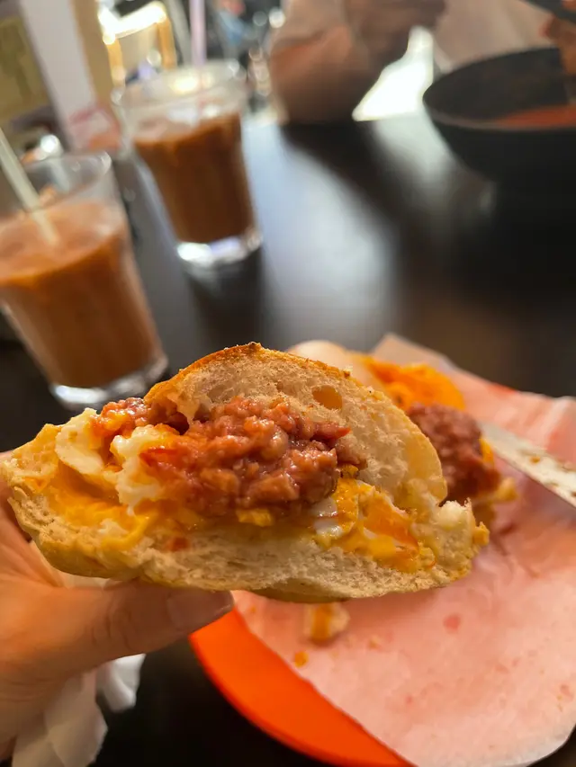 招牌芝士鹹牛肉蛋豬仔包