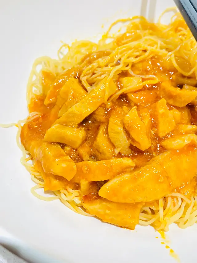 印象中正宗炸醬啲肉絲係有肥有瘦，但本人偏好瘦既，所以食個陣挑起晒啲肥既出黎。炸醬味道係唔錯，係舊式麵檔個隻，辣得黎唔過份，麵底爽口，湯都好味又唔會好頸渴個隻👍🏻