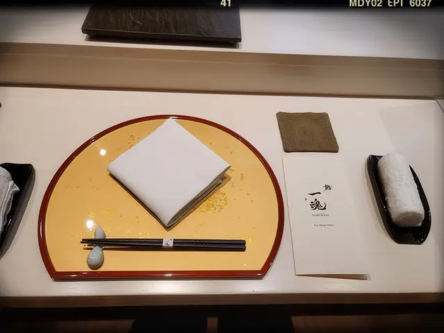 席上有齊備嘅自用餐具及口罩套