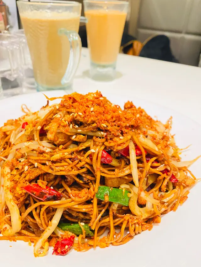 炒麵唔係脆卜卜個隻,加上鮮蝦魷魚同魚片,芽菜芝麻避風塘,香口惹味,爆讚👍🏻