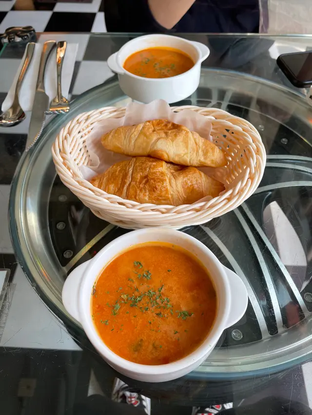 番茄湯及牛角包