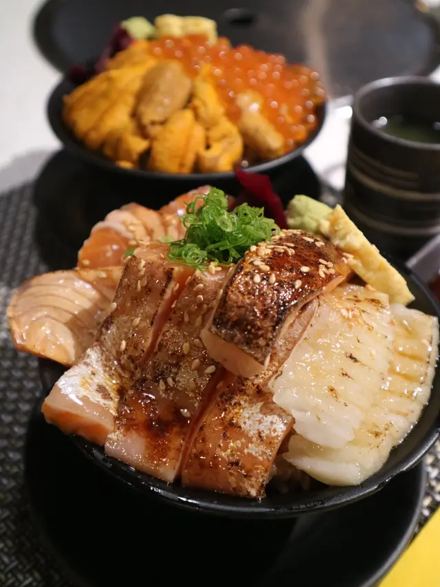 紅白炙燒丼、海膽魚子爆丼