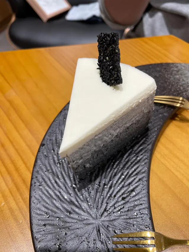 手工芝麻軟芝士蛋糕”無常” ($68)