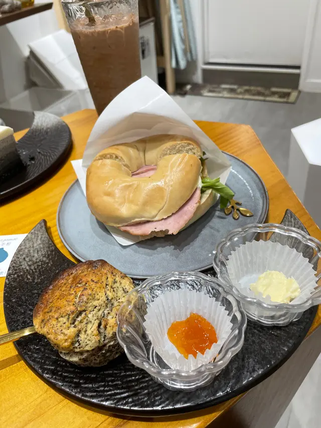 芝士火腿bagel + 伯爵茶scone