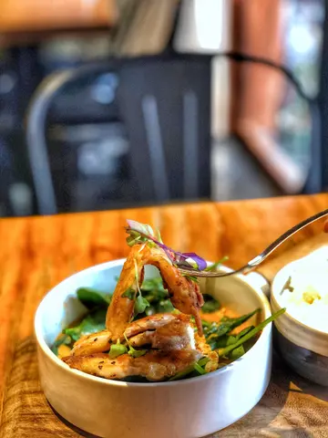 檸檬牛油燒雞。菠菜葉。糙米飯