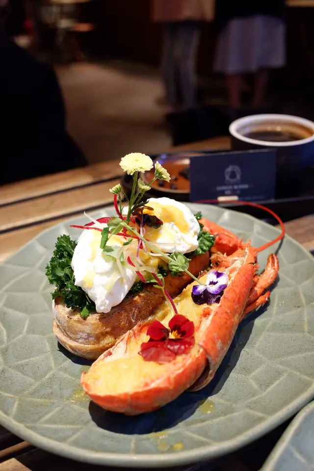lobster benedict
