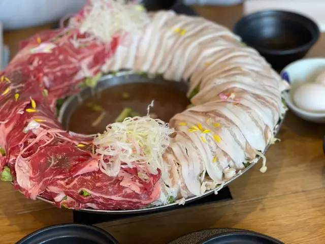 深紅色的牛肉配白色的咸肉形成色彩強烈對比