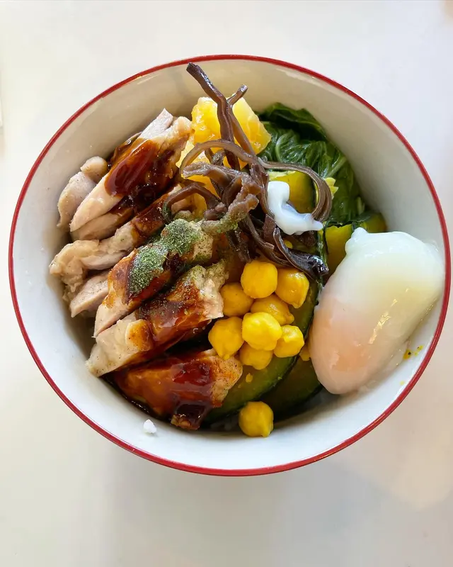 薑燒汁雞柳、本地蔬菜雜錦、黃薑鷹咀豆　麥米飯碗加溫泉蛋