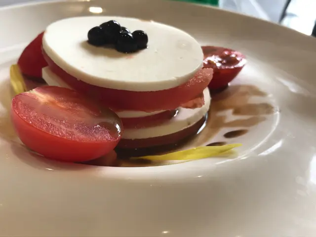 素芝士蕃茄配黑醋珍珠