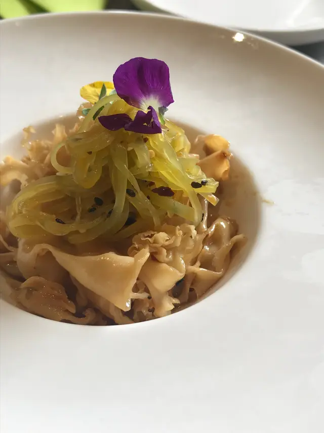 麻辣繡球菌蒿筍絲