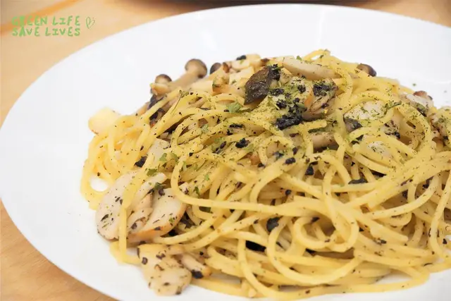意粉不油也不乾，加上濃濃的黑松露香味與其他菇類的味道混雜，層次豐富。