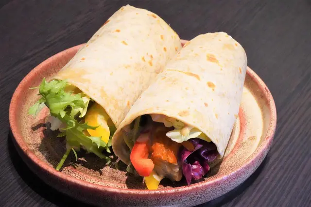 中華料理的材料碰上外國菜品，中西合璧，成就了一個美味的組合。捲餅的外皮十分鬆軟，餡料豐富：素叉燒和蔬菜，使得吃下去的每一口都非常「爽」。