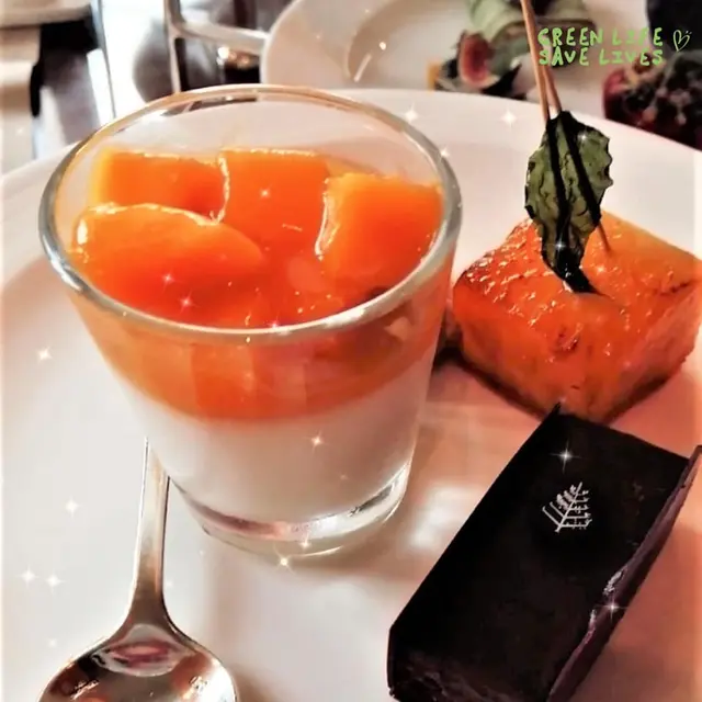 啫喱上的芒果切成粒狀,一口一粒厚厚的清香果肉。整體而言口感清新,啫喱更是又香又滑。