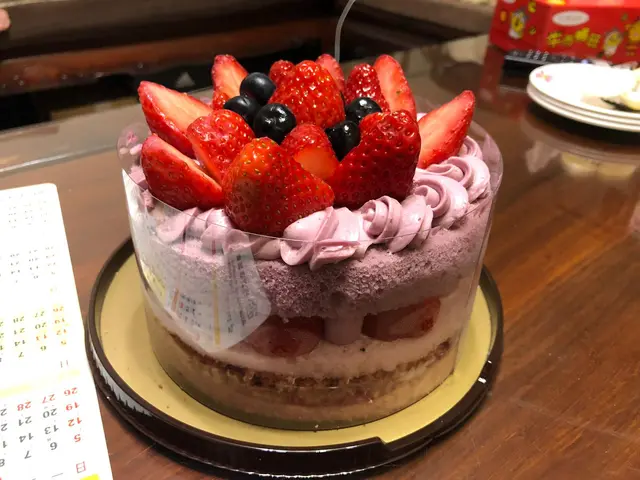 韓國士多啤梨雜莓脆脆蛋糕