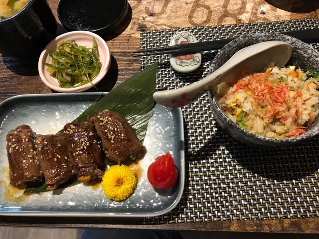 香蔥牛肉薄燒三文魚飯