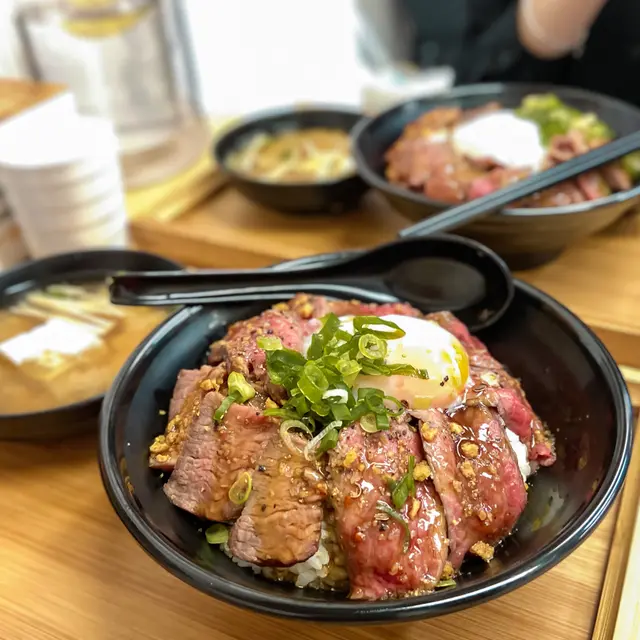 慢煮火炙牛腹扒丼
