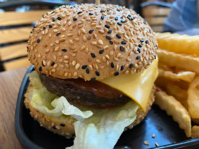 WM安格斯牛肉燒汁雜菇芝士漢堡配薯條