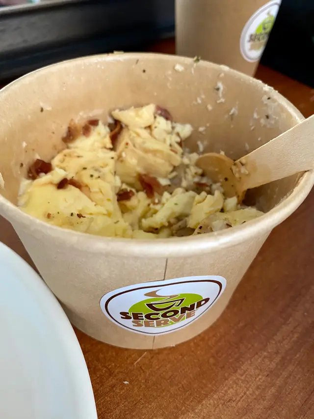 炒蛋配煙肉腸仔