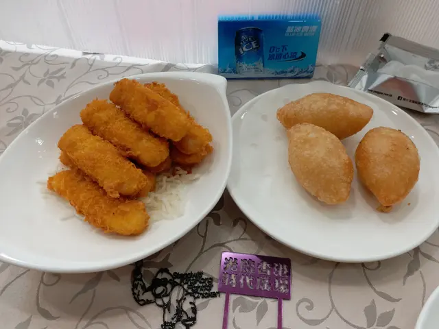 右: 黃金一口魚柳,左: 安蝦鹹水角