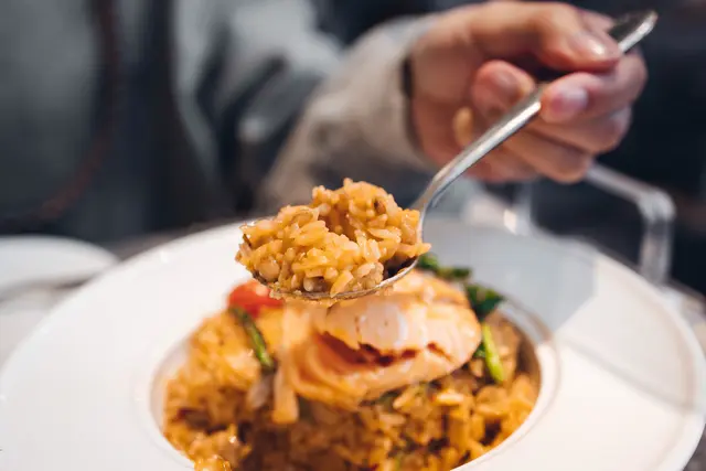 真空慢煮挪威三文魚配冬蔭燴飯
